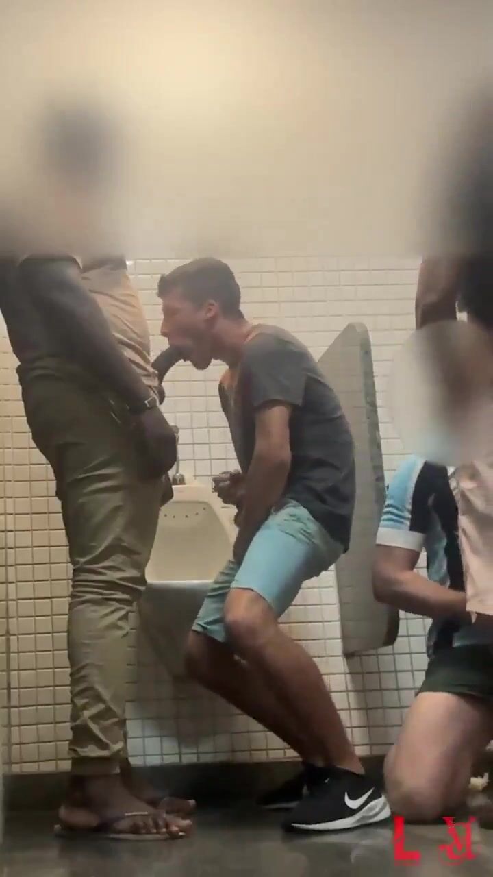 公厕群交变得粗暴无套