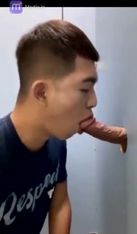 Puta oriental de gloryhole acción chicos gays
