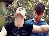 Twink ohne gummi nimmt papas schwanz draußen
