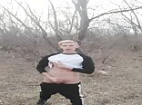 مراهق يركب زب بدون واقي في الهواء الطلق