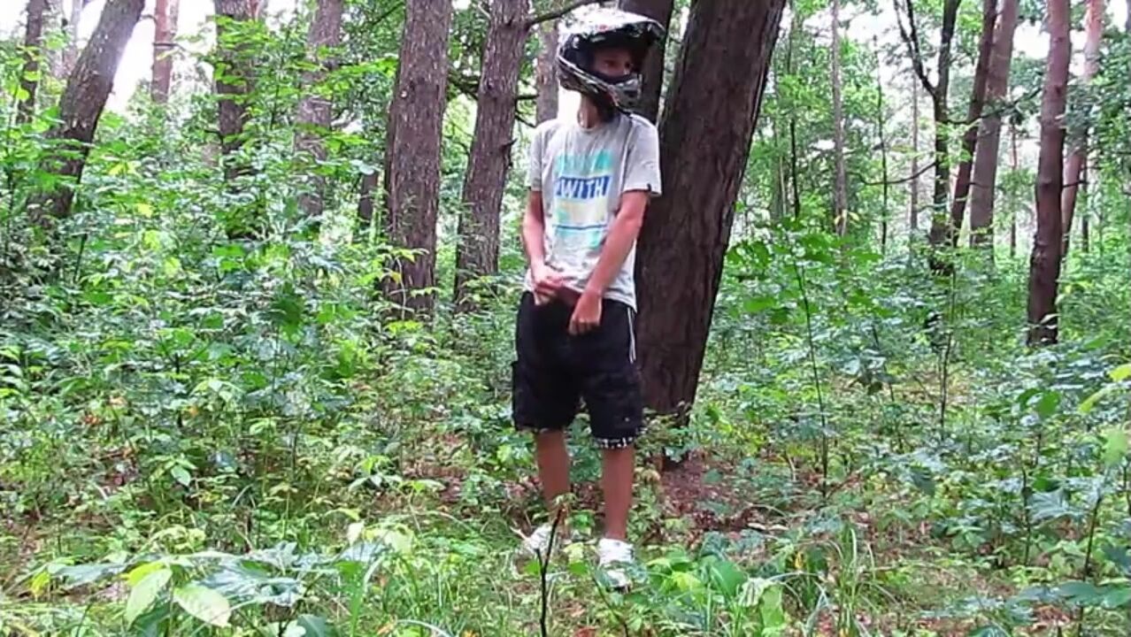 éjaculation en plein air dans la forêt casque mx baskets dc skater ...