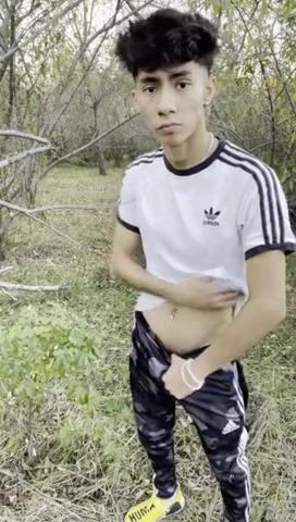 Twink wichst draußen