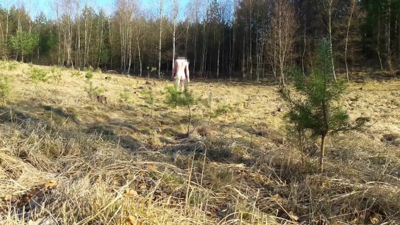 Minet se fait pisser et jouir dehors