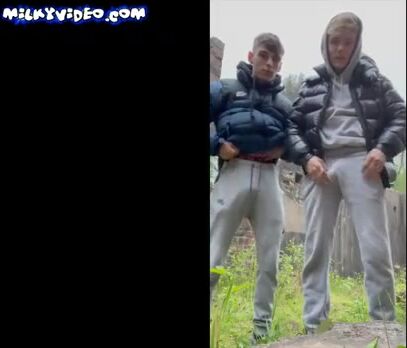 Ado en extérieur suce la bite à cru de papa musclé pour du sperme