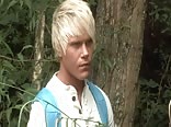 可愛い少年が野外で犯される
