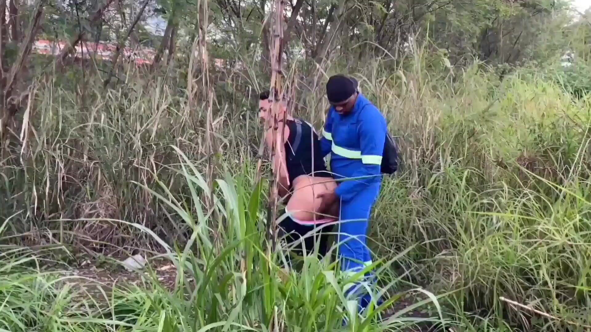 Twink monta a pelo la polla musculosa de papá al aire libre