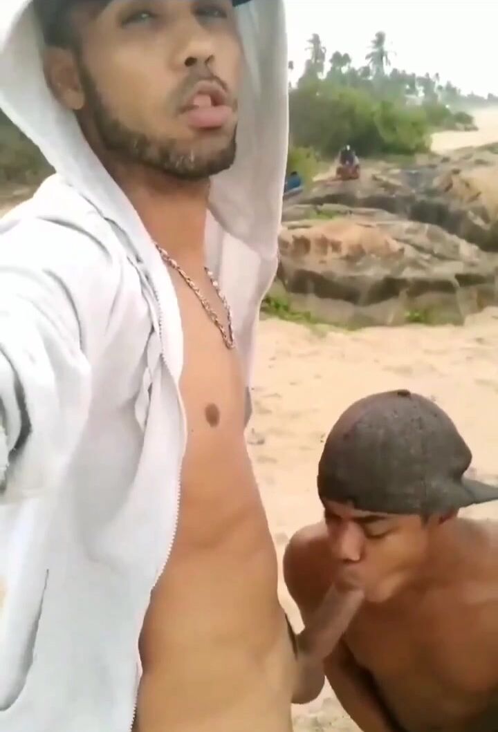 فتى نحيف في الهواء الطلق يمص زب الأب بدون واقي