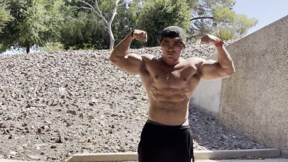 Musculoso exhibiéndose al aire libre