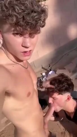 Twink papi apaleo de polla a pelo en porche trasero