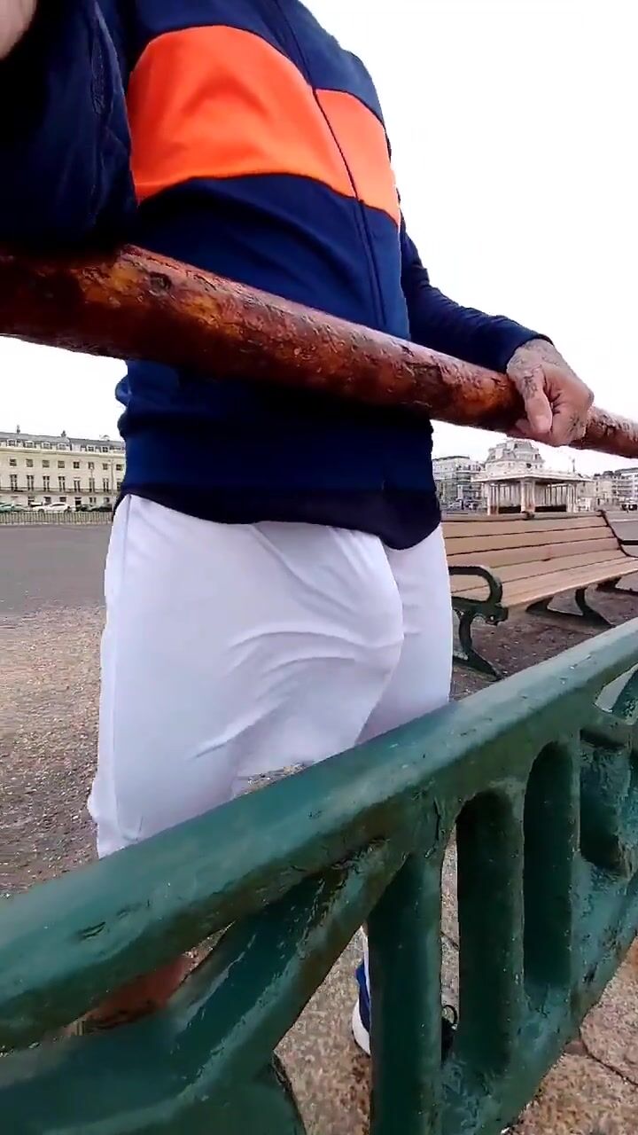 穿透短裤的小鲜肉挑逗肌肉爹地的裸屌