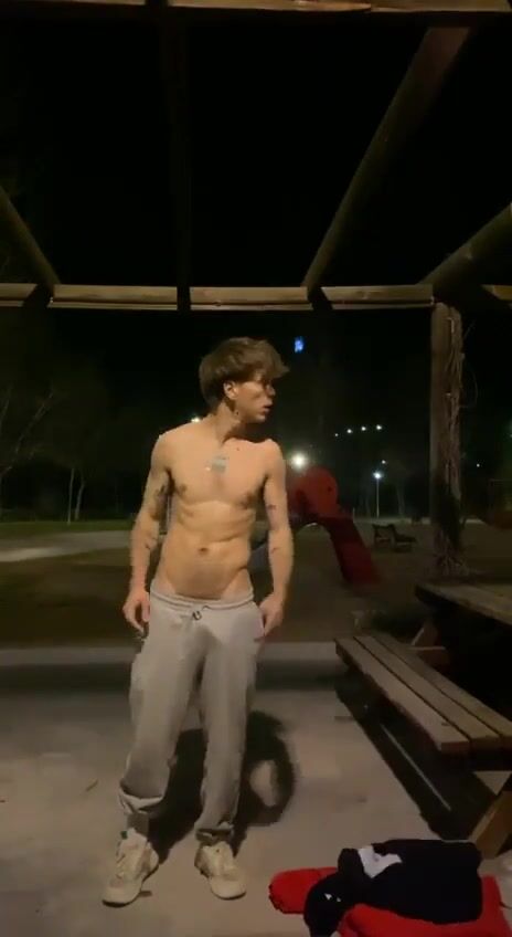 Parque nocturno: pablo se acaricia el pene