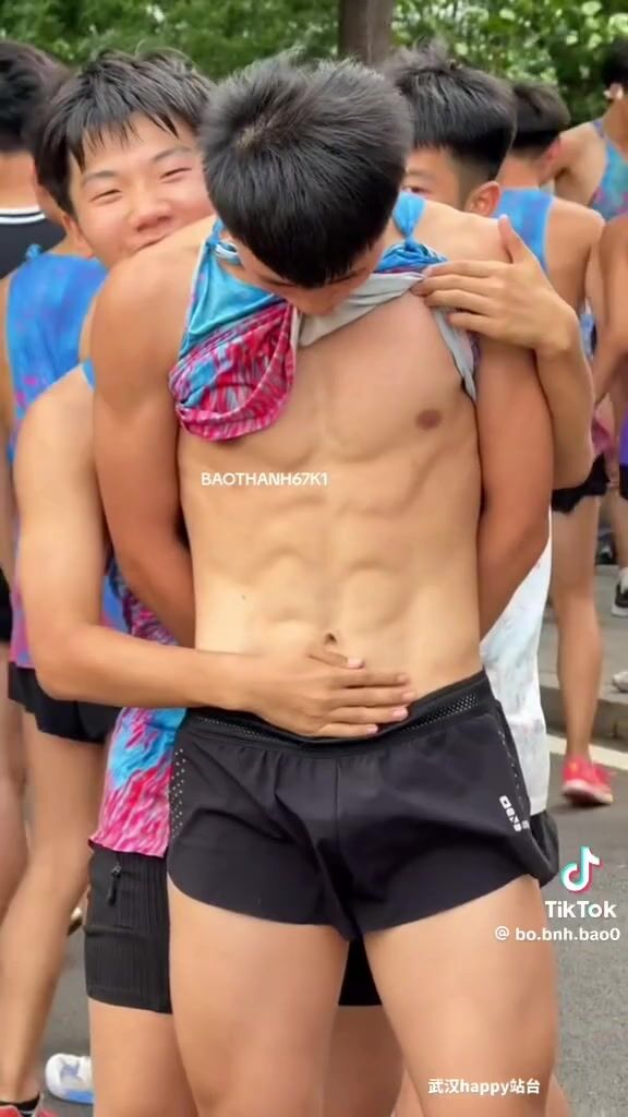 Papai musculoso inspeciona o pacote do twink sem camisinha