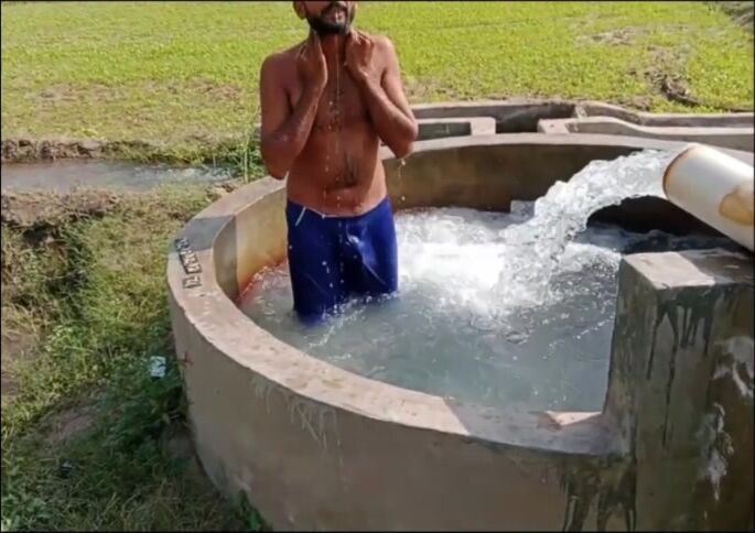 Pakistani villager with semihard dick in tubewell