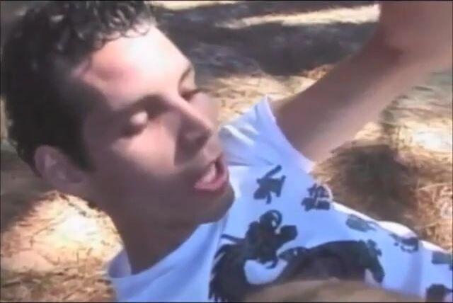 Twinks bareback in park plunge
