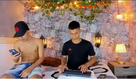 بايكاميرز رودريك وجاك بدون واقي قبل شهرتهما في الأفلام الإباحية