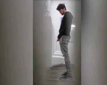 كاميرا تجسس تصور رجل وسيم يتبول