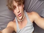 Garçon musclé se branle violemment dans du porno gay