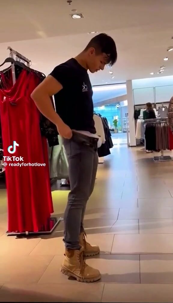 أحلام سعيدة: الأب ينيك الشاب العضلي ذو الزب السمين بدون واقي