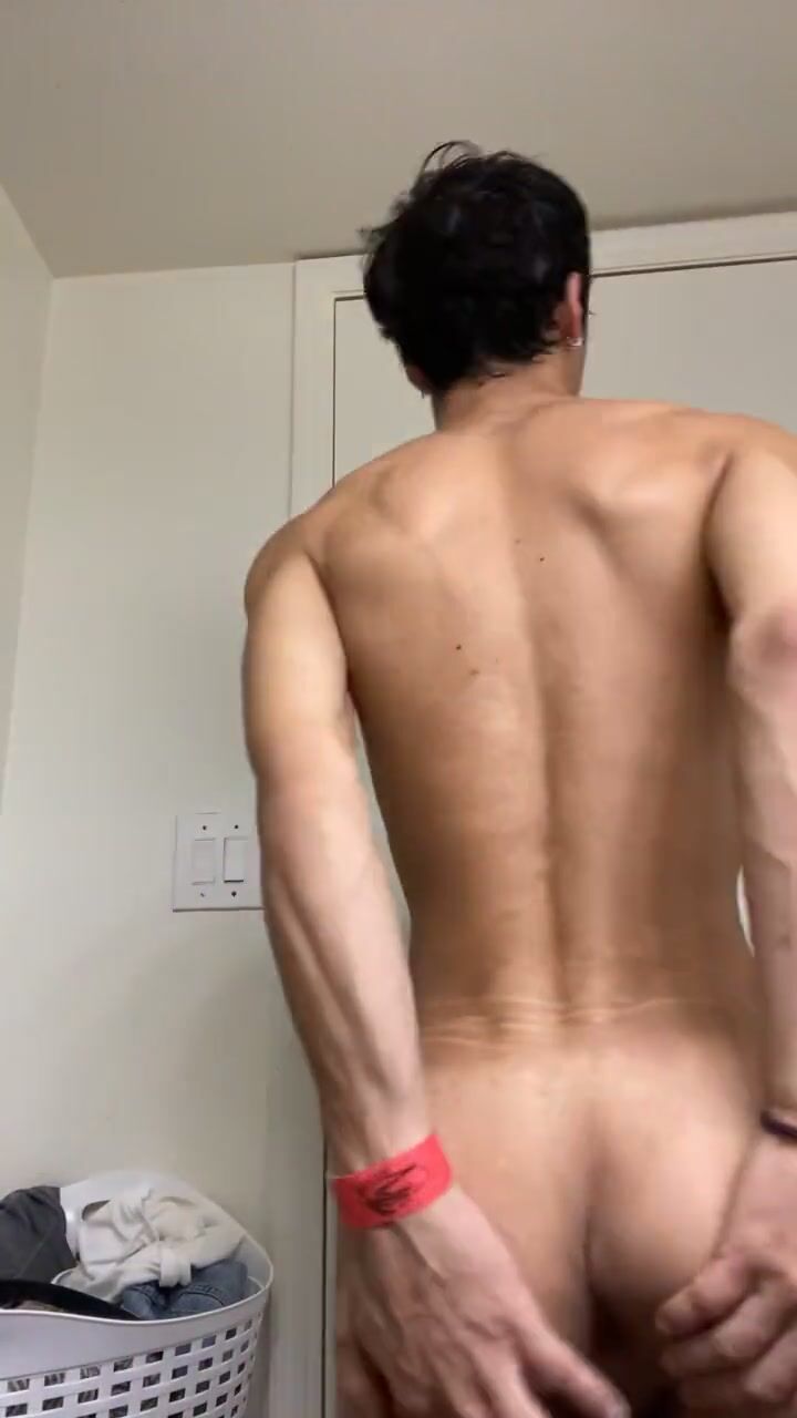 Ado parfait prend la bite crue de papa