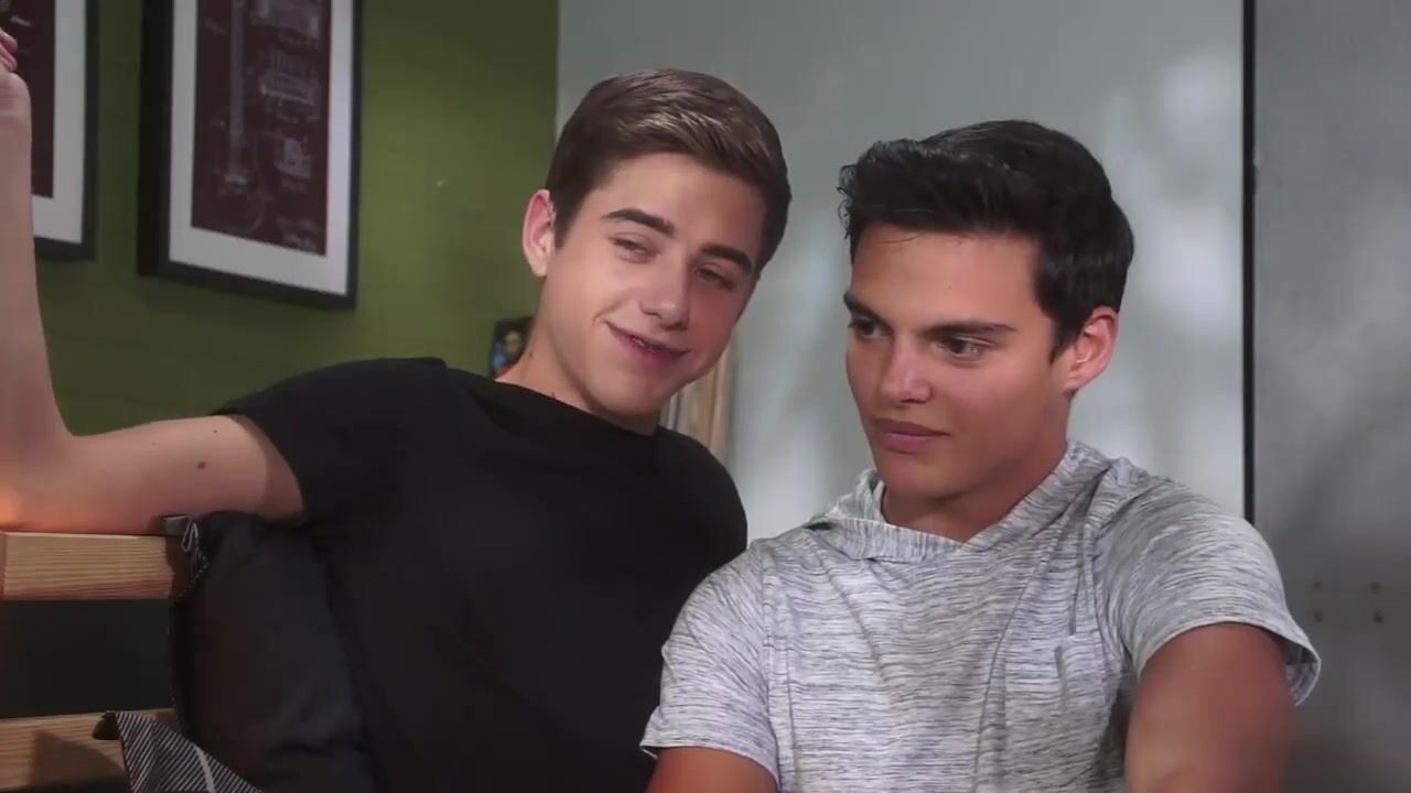 Perks of the job: twink rides muscle daddy’s bare cock