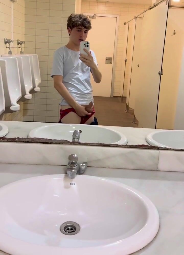Twink com fimose bate punheta no banheiro escolar