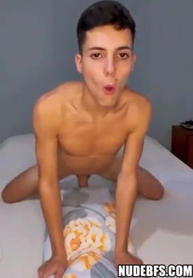 小鲜肉骑枕头后无套鸡巴