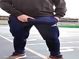 öffentliche jungs pissen in adidas trainingsanzug porno