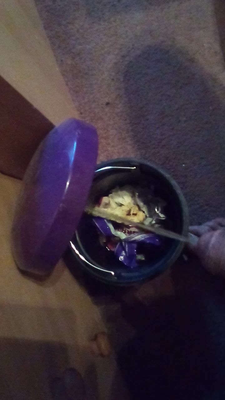 мускулистый папик писает в ведро