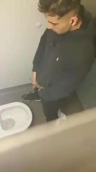 يتبول على توينك وأبي عضلي بدون واقي