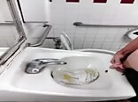 моча прямо на мою футболку