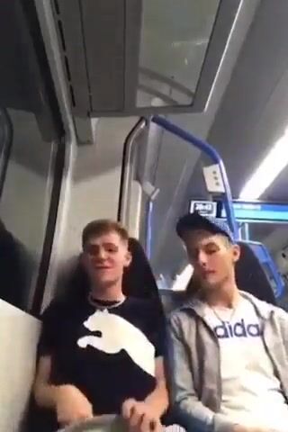 Daddy musclé encule un ado sans capote 7