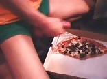 أي أحد يريد بيتزا؟ الفتى يأخذ لحم الأب