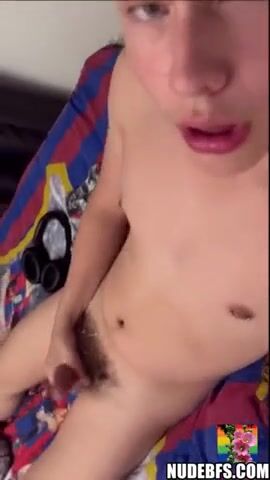 Twink recibe la carga de papá a pelo