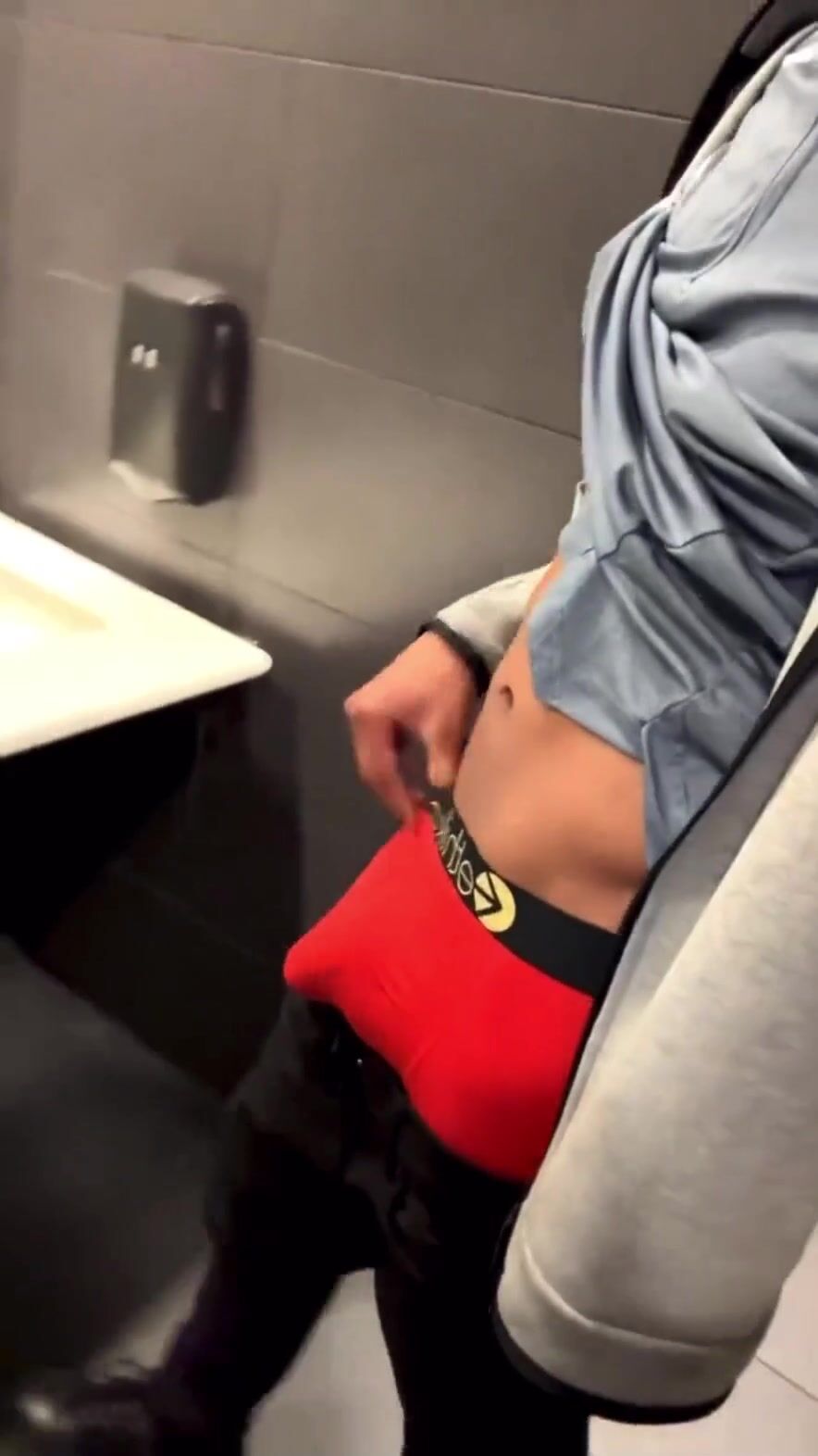 Hetero-teenie mit dreadlocks wichst bis zum abspritzen