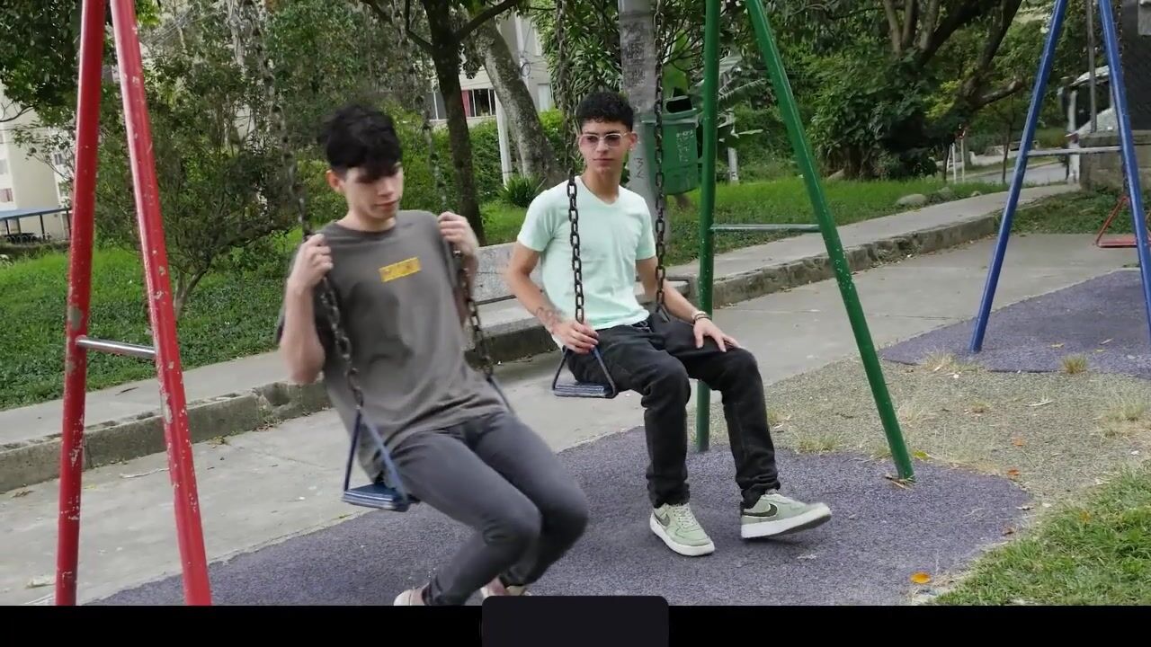 Garotos se beijando chupando fodendo no parquinho