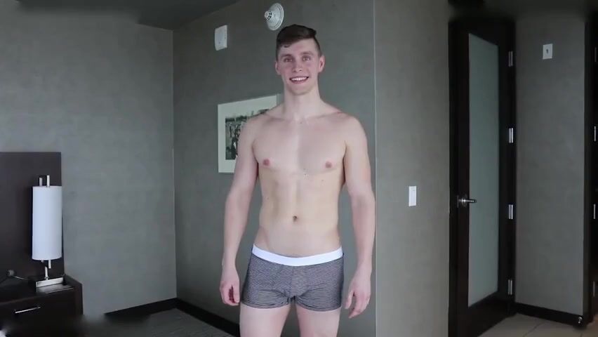 Twink monta la polla musculosa de papá a pelo sobre almohada