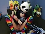 Mit einem stuffie spielen