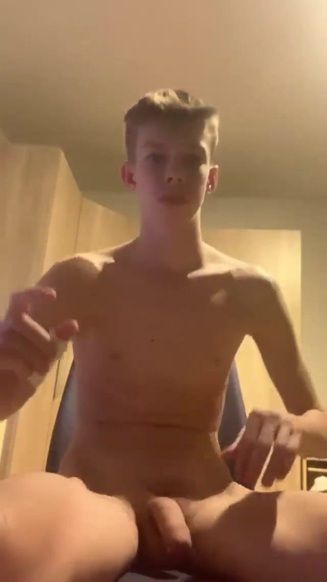 Juego de polla flácida en vídeos porno gay