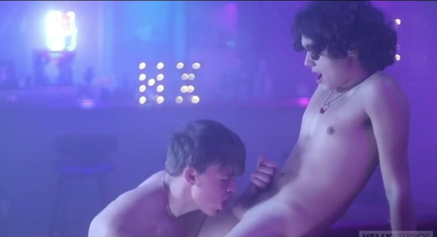 Twinks magrinhos exibem paus nus