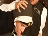 Flic domine la bite d'ado sans capote