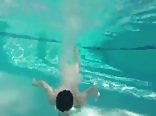 Aktion am nackten pool