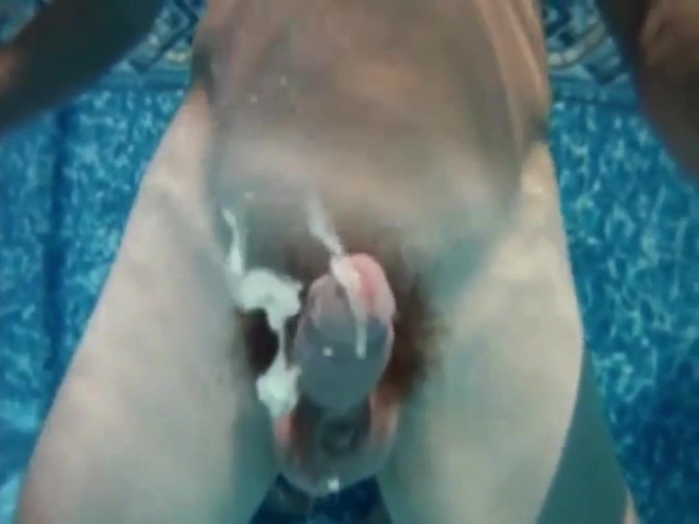 Papai musculoso na beira da piscina fode sem camisinha um twink