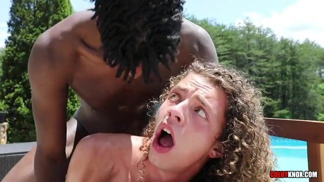 Show sexual de casal gostoso na beira da piscina na câmera