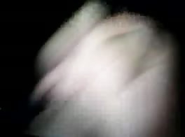Corrida en parque público de un magnífico chico