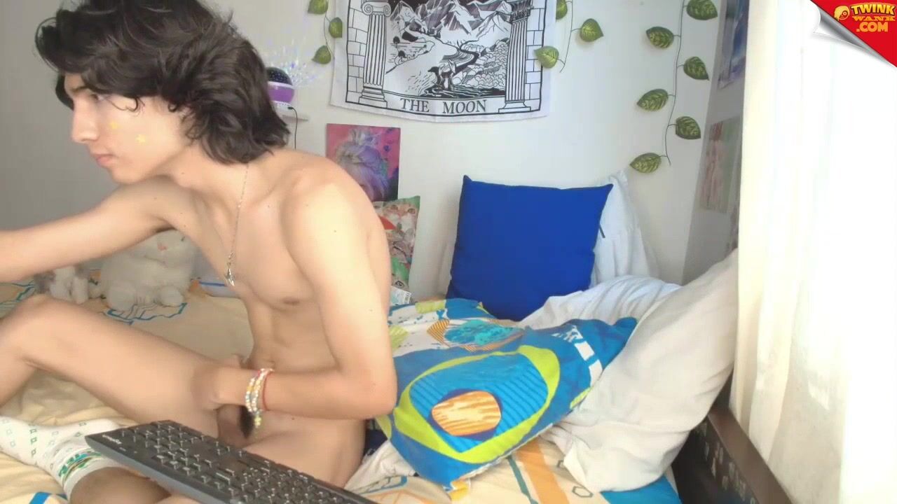 Sexy twink cam show: coreymoon hot tube porn