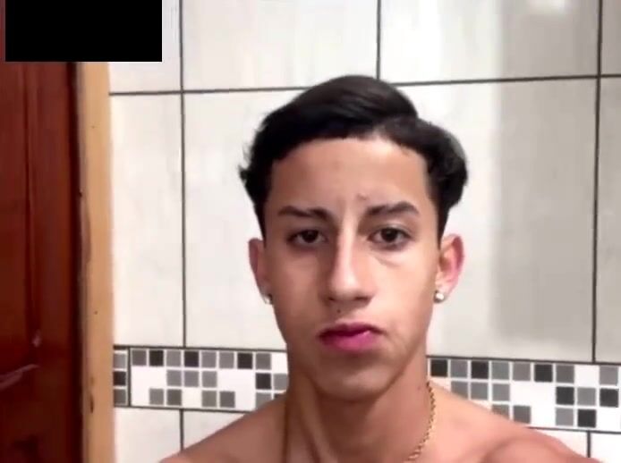 Portuguese muscular twink cums bathroom