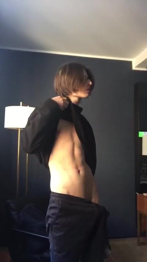 Ado posant chez lui