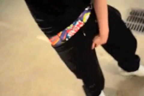 Twink despeja água sobre papai musculoso antes de brincadeira de pa...