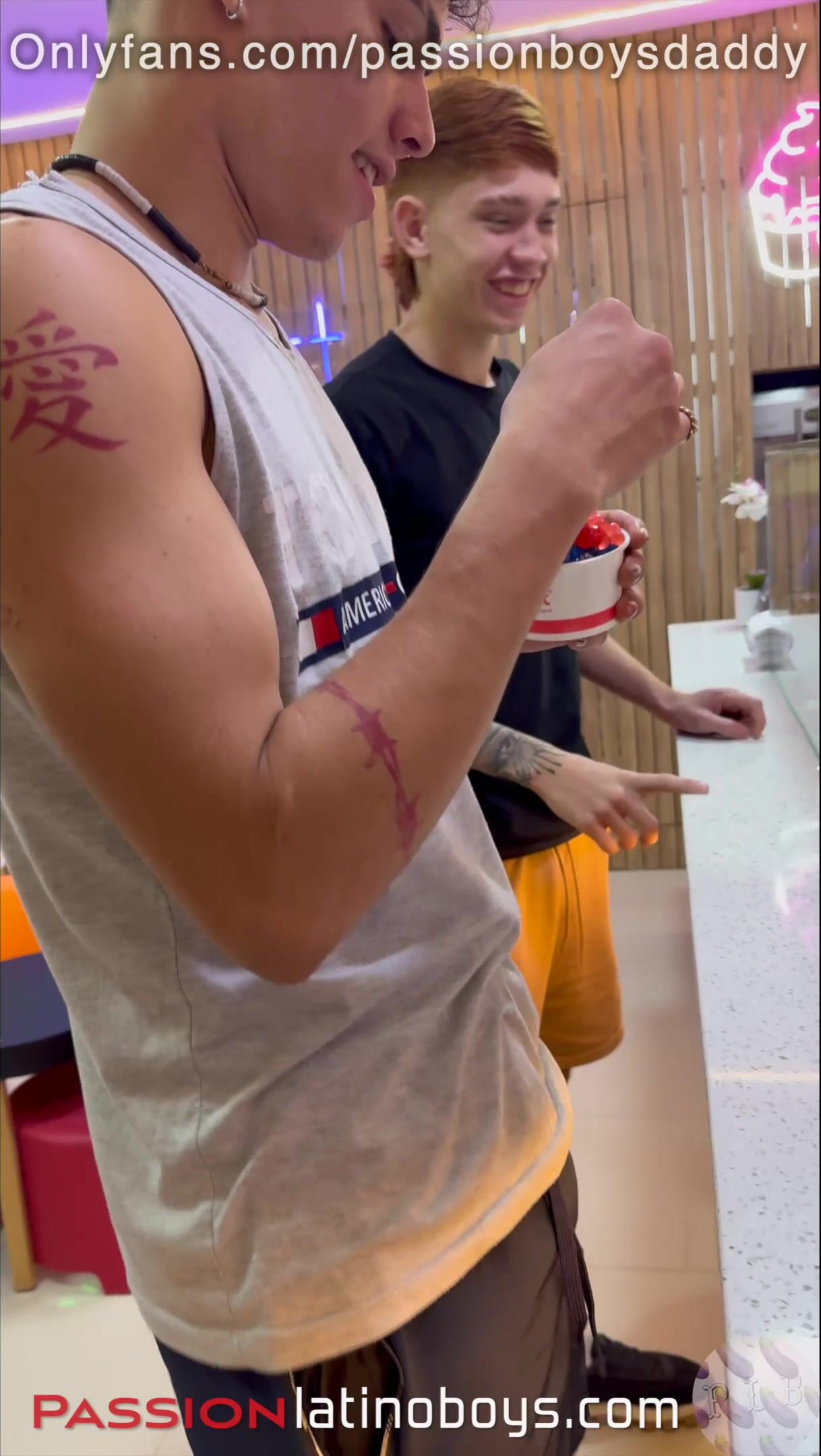 Pov: papi twink mea y corre sin condón