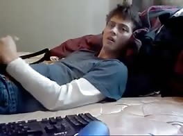 Adolescente potente se corre duro en porno gay